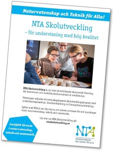 Framsidan av folder om NTA Skolutveckling. På framsidan är en bild av två elever som utför en laboration, deras lärare står bakom dem.