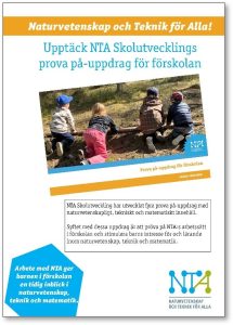 Framsidan av folder om NTA Skolutvecklings prova på-uppdrag för förskolan.
På framsidan är ett foto av ryggen på fyra barn som sitter på knä vid en stock och tittar mot skogen.