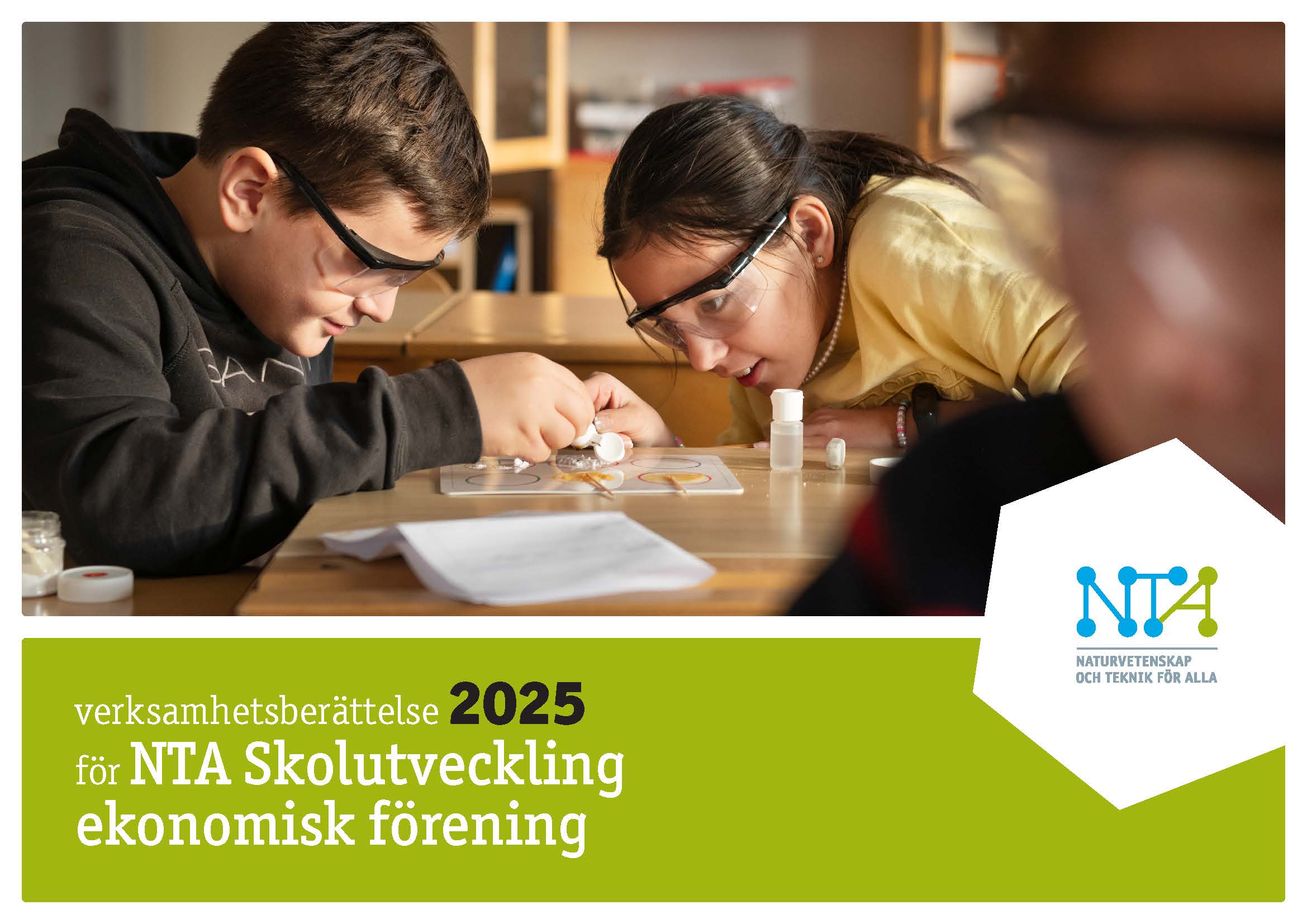 Framsida av verksamhetsberättelse 2025. Två mellanstadie-elever, en pojke och en flicka med skyddsglasögon, har kemilektion och gör en laboration tillsammans.
